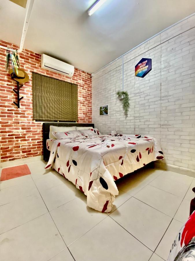 Putravilla Condominium Lovely & Spacious With Public Pool Kampong Kerdas Exterior foto