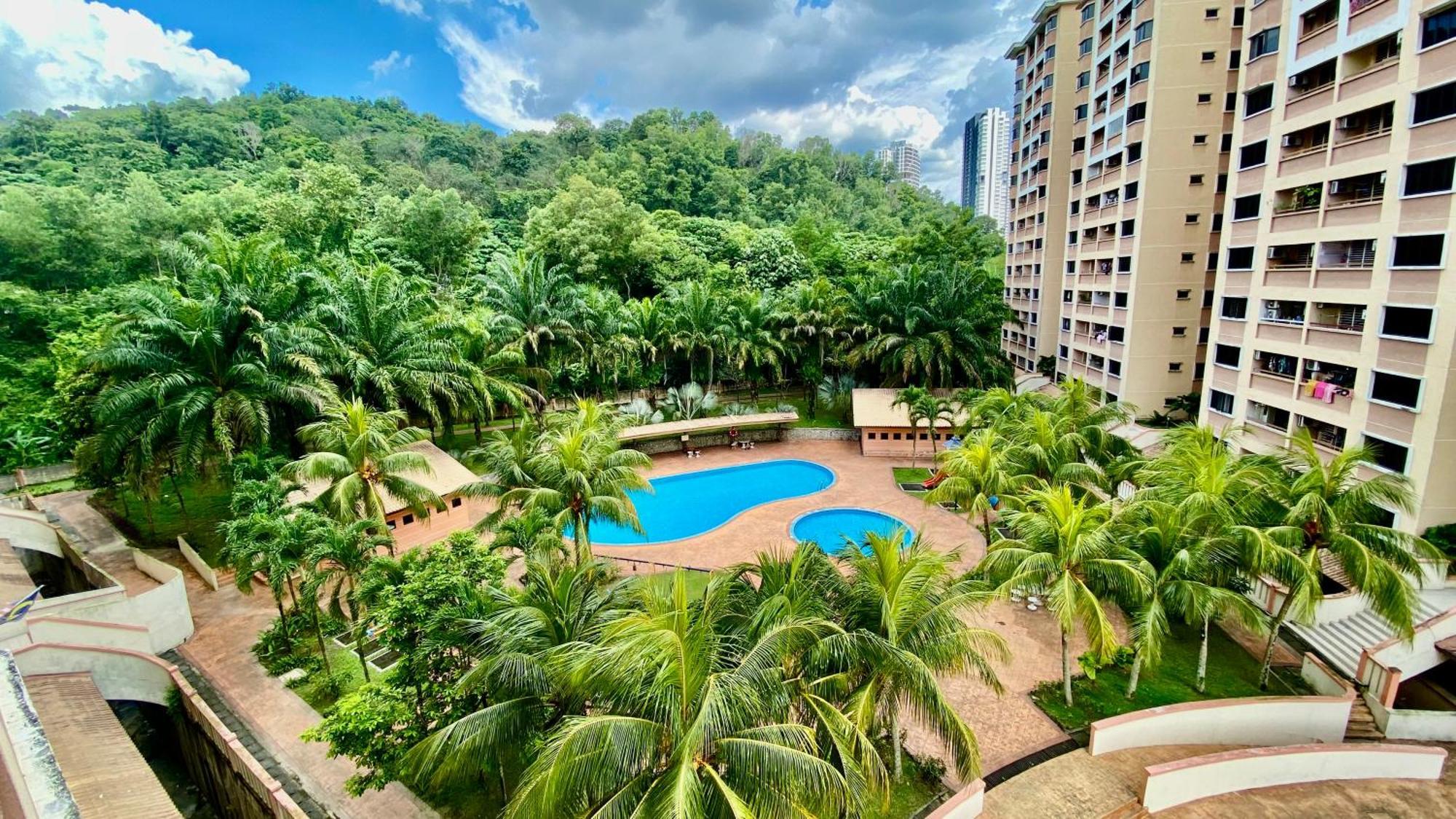 Putravilla Condominium Lovely & Spacious With Public Pool Kampong Kerdas Exterior foto